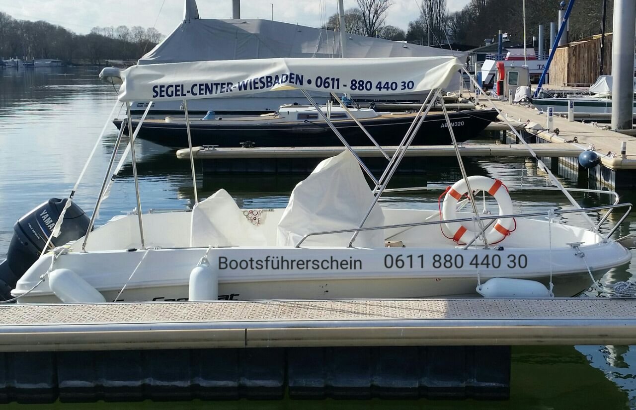 Motorboot auf dem Rhein - Segel-Center Wiesbaden